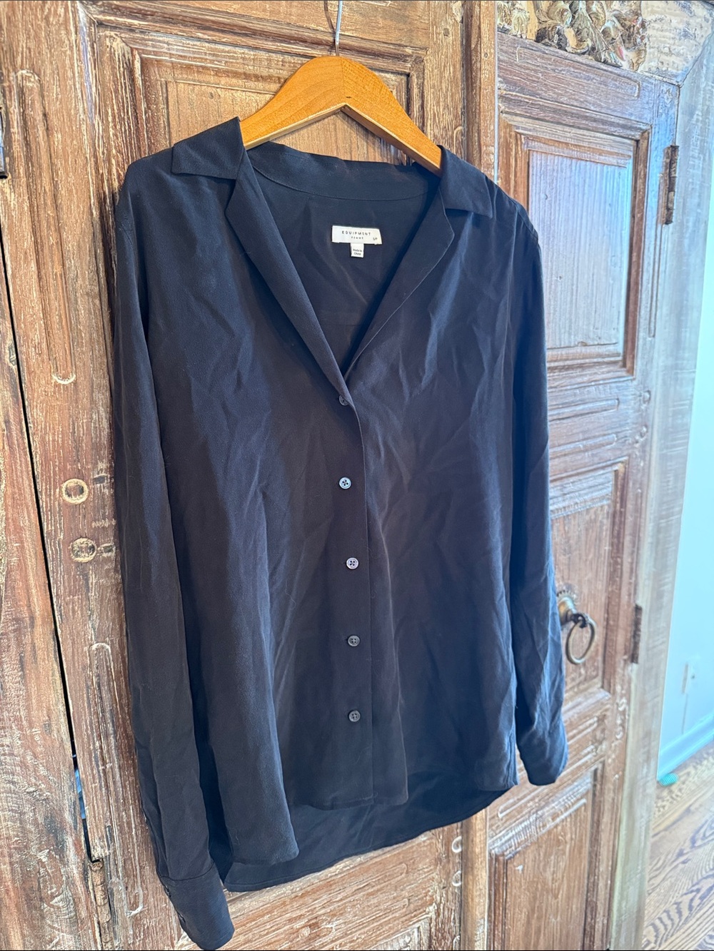 Equipment 100% silk Black Lightweight Button-Front Shirt - Picture 2 of 13